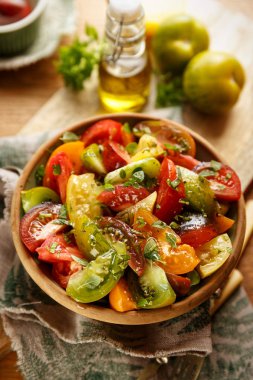 Domates salatası yanı sıra taze fesleğen, zeytinyağı ve baharatlar ile. Vegan gıda organik tarım ürünleri ile. Sağlıklı beslenme kavramı