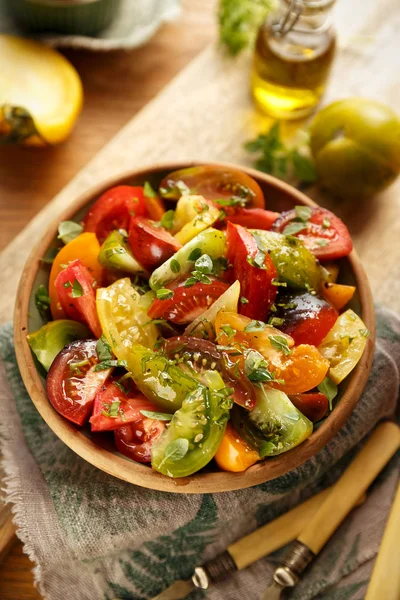 Paradicsom Saláta Kívül Friss Bazsalikommal Olívaolajjal Fűszerek Vegán Élelmiszer Termékek — Stock Fotó