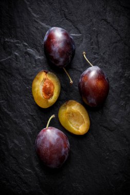 Siyah bir arka plan, üstten görünüm taze erik