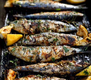 Izgara sardalya bir bitkisel limon Marine Izgara tabakta, üstten görünüm. Izgara deniz ürünleri, Barbekü
