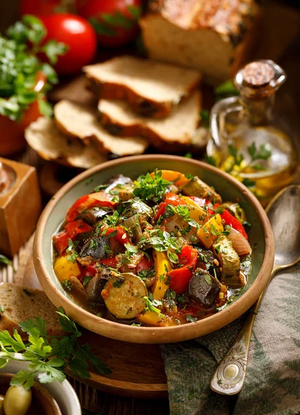 Ratatouille Vegetarischer Eintopf Aus Zucchini Auberginen Paprika Zwiebeln Knoblauch Und — Stockfoto