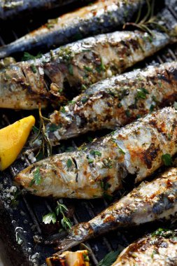 Izgara sardalya bir bitkisel limon Marine Izgara tabakta, clise kadar. Izgara gıda, Barbekü