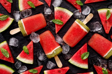 Siyah bir arka plan, üstten görünüm karpuz dondurmayı. Ev yapımı sağlıklı buz tatlı. Meyveli arka plan