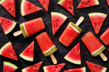 Siyah bir arka plan, üstten görünüm karpuz dondurmayı. Ev yapımı sağlıklı buz tatlı. Meyveli arka plan