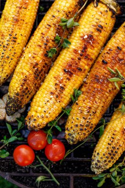 Izgara Mısır. Izgarada mısır Izgara plaka, üstten görünüm üzerinde. Izgara sebze, vejetaryen yemek, Barbekü