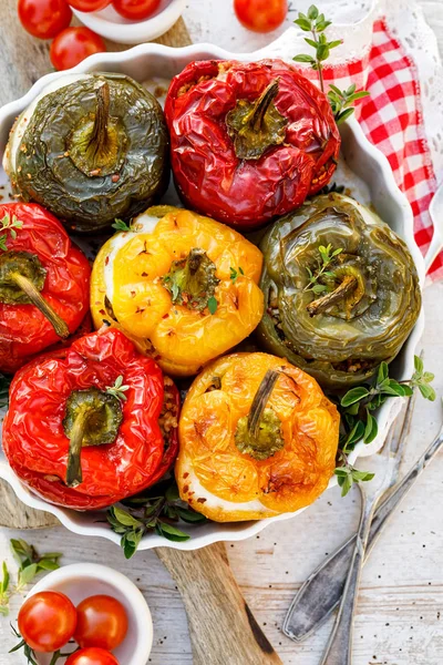 Geroosterde Paprika Met Paddestoel Rijst Kaas Kruiden Een Ovenschaal Een — Stockfoto