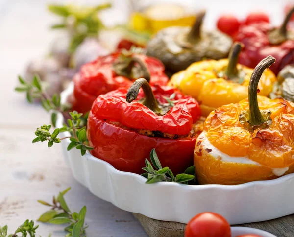 Geroosterde Paprika Met Paddestoel Rijst Kaas Kruiden Een Ovenschaal Een — Stockfoto
