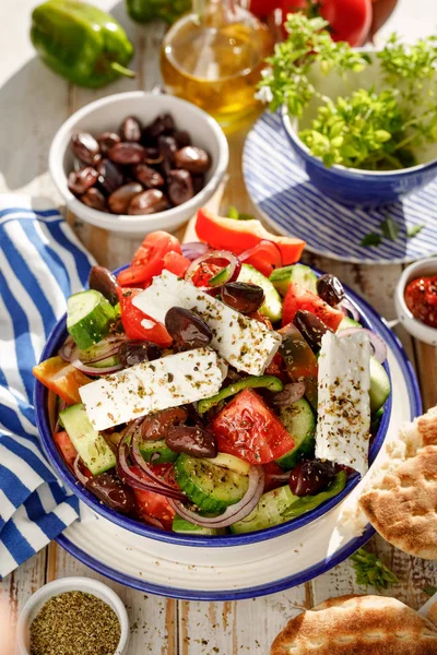 Yunan Salatası Domates Salatalık Biber Soğan Kekik Zeytinyağı Üstten Görünüm — Stok fotoğraf