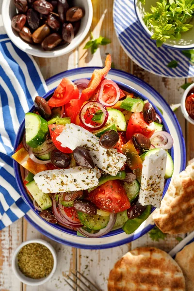 Yunan Salatası Domates Salatalık Biber Soğan Kekik Zeytinyağı Üstten Görünüm — Stok fotoğraf