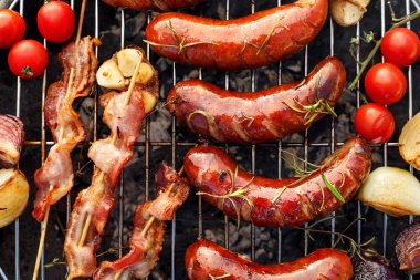 Izgara gıda. Izgara domuz sucuk, pastırma ve sebze Izgara plaka, üstten görünüm, açık. Barbekü, Barbekü