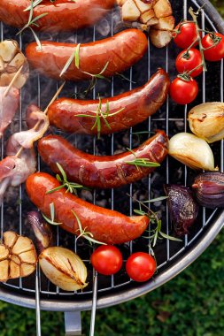 Izgara gıda. Izgara domuz sucuk, pastırma ve sebze Izgara plaka, üstten görünüm, açık. Barbekü, Barbekü