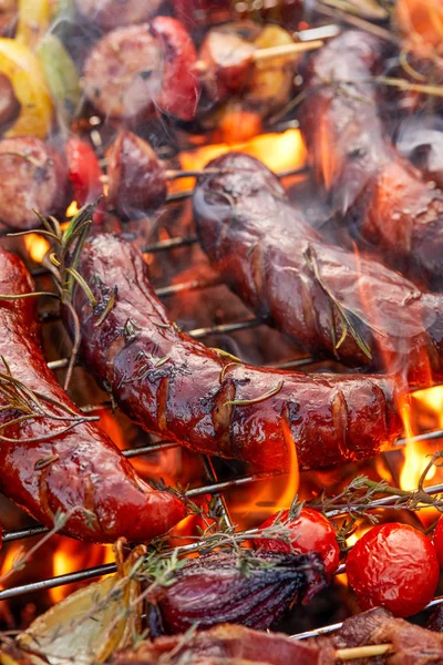 烤的食物 烤猪肉香肠和蔬菜在烤盘上 烧烤架 — 图库照片