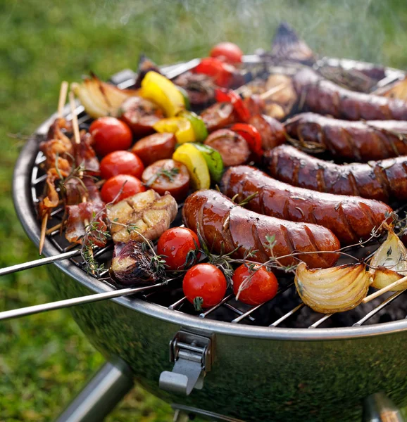 Comida Grelhada Vários Produtos Grelhados Salsichas Grelhadas Espetos Carne Vegetais — Fotografia de Stock