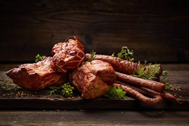 Füme et ve sosis. Bir dizi geleneksel füme et ve sosis: jambon, tütsülenmiş jambon, Domuz loin, ev sosis, kabanosy. Apple, kayın ve ardıç ahşap geleneksel et ve sosis füme 