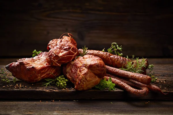 Räucherfleisch Und Wurst Eine Reihe Traditioneller Geräucherter Fleisch Und Wurstwaren — Stockfoto