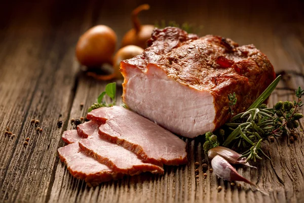 Carnes Defumadas Lombo Porco Defumado Fatiado Uma Mesa Madeira Com — Fotografia de Stock