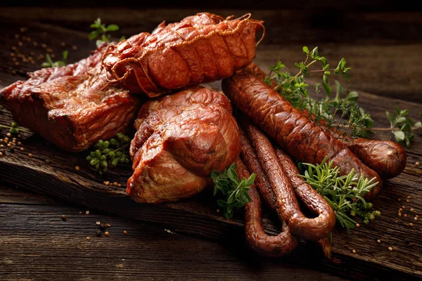 Carnes Fumadas Salsichas Conjunto Carnes Defumadas Tradicionais Salsichas Presunto Gamão — Fotografia de Stock