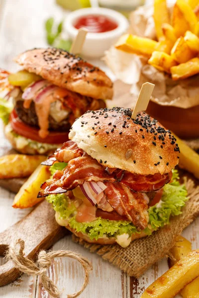 Burger Frais Avec Bacon Grillé Oignon Rouge Laitue Fraîche Cornichons — Photo