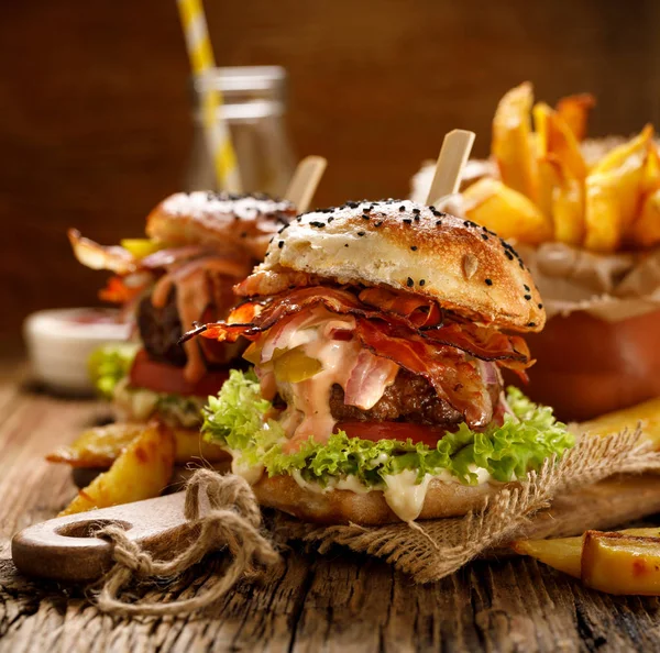 Verse Hamburger Met Gegrilde Bacon Rode Verse Sla Augurken Van — Stockfoto