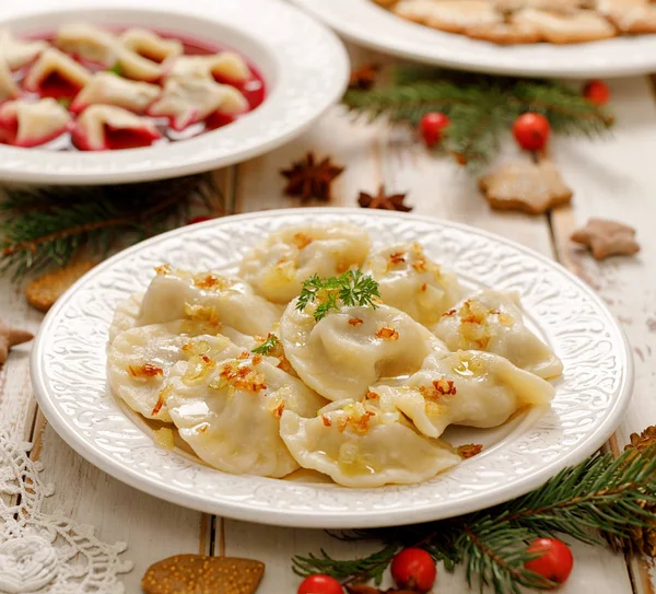 Boże Narodzenie Pierogi Kapusta Grzyby Napełniania Białym Talerzu Wegetariańskie Jedzenie — Zdjęcie stockowe