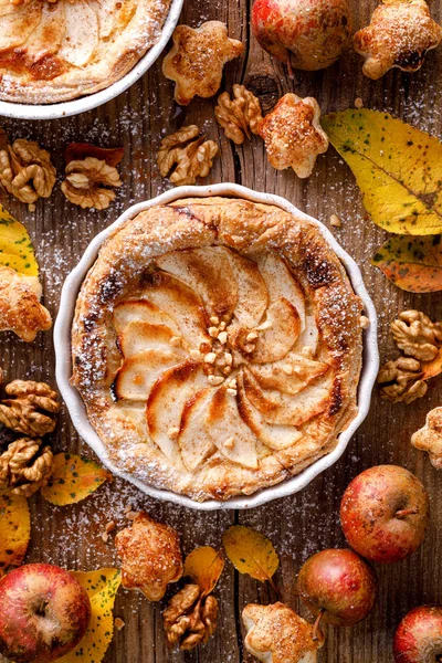 Tarta Manzana Con Adición Canela Espolvoreada Con Azúcar Polvo Una — Foto de Stock