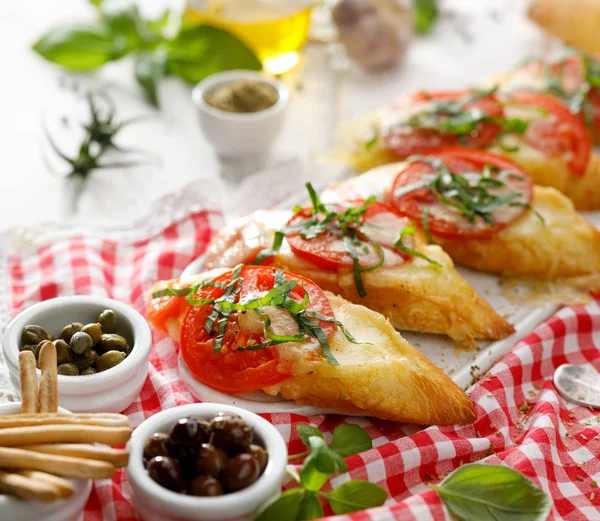 Bruschetta Gegrilde Sneetjes Stokbrood Met Mozzarella Kaas Tomaten Knoflook Aromatische — Stockfoto