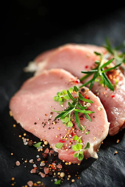 Scheiben Rohes Schweinelende Mit Dem Zusatz Von Aromatischen Kräutern Und — Stockfoto