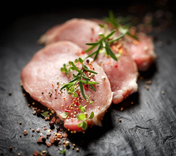 Rebanadas Lomo Cerdo Crudo Con Adición Hierbas Aromáticas Especias Sobre —  Fotos de Stock