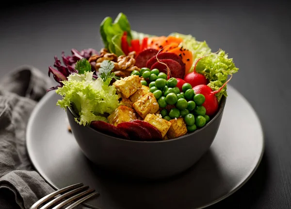 仏ボウル 健康と栄養価の高い様々 な野菜 ナッツ 豆腐チーズ 美味しさと栄養のビーガンの食事サラダ — ストック写真