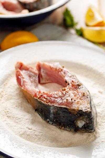 Frische Rohe Karpfenfischscheiben Gewürzt Mit Meersalz Und Gewürzen Paniert Mehl — Stockfoto