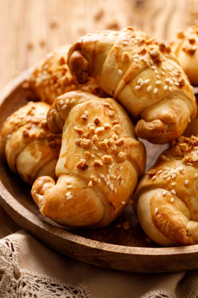 Croissants Mit Mürbeteig Mit Rosenmarmeladenfüllung Bestreut Mit Nüssen Und Sesam — Stockfoto