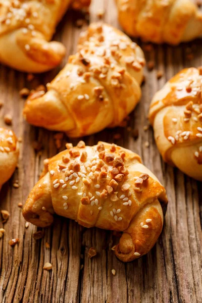 Croissant Porhanyós Tészta Rose Jam Kitöltésével Porcukros Dió Szezámmag Fából — Stock Fotó