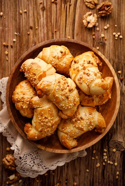 Croissants Con Masa Corteza Corta Con Relleno Mermelada Rosa Espolvoreada —  Fotos de Stock