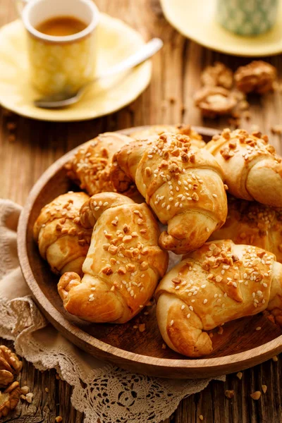 Croissants Mit Mürbeteig Mit Rosenmarmeladenfüllung Bestreut Mit Nüssen Und Sesam — Stockfoto