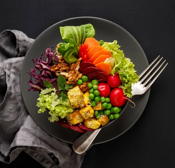 仏ボウル 健康と栄養価の高いサラダ各種野菜 ナッツ 豆腐チーズ おいしいと栄養価の高いビーガンの食事 トップ ビュー — ストック写真