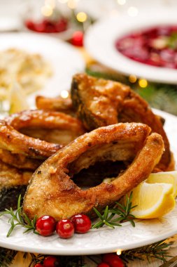 Noel sazan balığı, kızarmış sazan balık dilimleri beyaz tabakta kapatın. Geleneksel Noel yemeği. Lehçe Noel