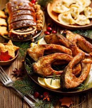 Noel sazan balığı, kızarmış sazan balık dilimleri bir seramik tabak, yakın çekim, görünümü top. Geleneksel Noel yemeği. Lehçe Noel