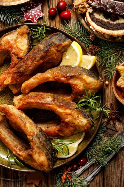 Noel sazan balığı, kızarmış sazan balık dilimleri bir seramik tabak, yakın çekim, görünümü top. Geleneksel Noel yemeği. Lehçe Noel