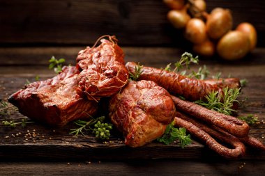 Füme et ve sosis. Bir dizi geleneksel füme et ve sosis: jambon, tütsülenmiş jambon, Domuz loin, ev sosis, kabanosy. Apple, kayın ve ardıç ahşap geleneksel et ve sosis füme 