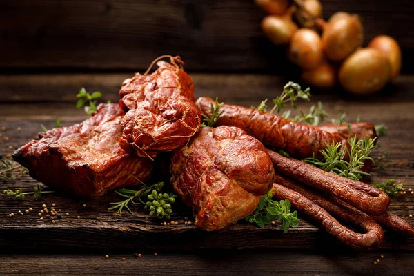 Копченое Мясо Сосиски Набор Традиционных Копченого Мяса Колбас Ветчина Гаммон — стоковое фото