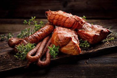 Füme et ve sosis. Bir dizi geleneksel füme et ve sosis: jambon, tütsülenmiş jambon, Domuz loin, ev sosis, kabanosy. Apple, kayın ve ardıç ahşap geleneksel et ve sosis füme 