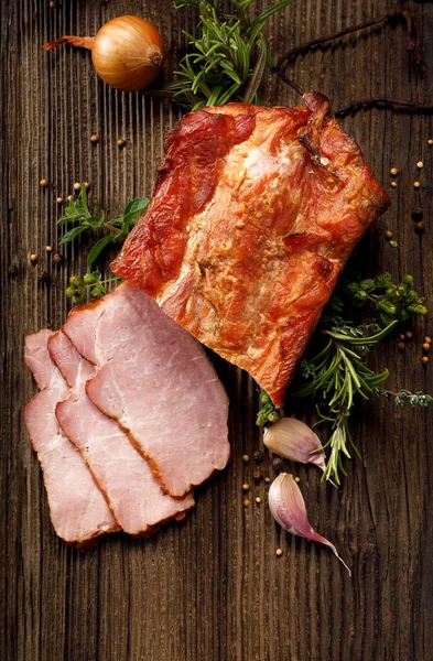 Geräuchertes Fleisch Geräuchertes Schweinefilet Scheiben Auf Einem Holztisch Mit Frischen — Stockfoto