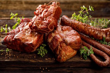 Füme et ve sosis. Bir dizi geleneksel füme et ve sosis: jambon, tütsülenmiş jambon, Domuz loin, ev sosis, kabanosy. Apple, kayın ve ardıç ahşap geleneksel et ve sosis füme 