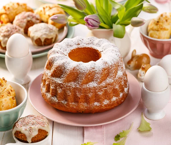 Пасхальный Дрожжевый Торт Посыпанный Сахарной Пудрой Праздничный Стол Традиционный Польский — стоковое фото