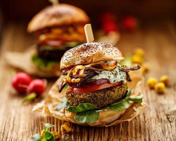 Burgeri Vegetarieni Burger Casă Tăietură Verde Mazăre Ciuperci Grătar Roșii — Fotografie, imagine de stoc