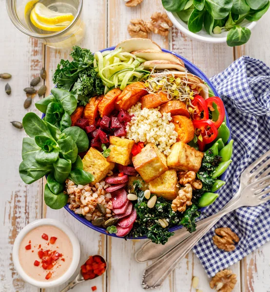 豆腐チーズ ひき割り穀物 上面の仏鉢 健康と栄養のビーガンの食事 健康的な食事の概念 — ストック写真