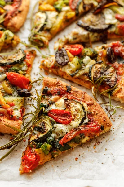 Vegetarische Pizza Mit Zusätzlich Gegrilltem Gemüse Und Aromatischen Kräutern Aufgeteilt — Stockfoto