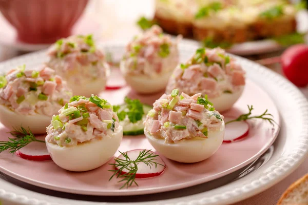 Ovos Cozidos Ovos Recheados Cheios Com Uma Pasta Feita Presunto — Fotografia de Stock