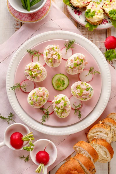 Huevos Destartalados Huevos Rellenos Con Una Pasta Hecha Jamón Ahumado — Foto de Stock