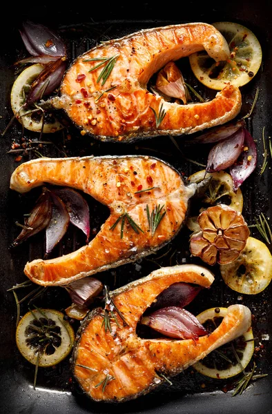 Pescado Parrilla Filete Salmón Parrilla Con Adición Limón Romero Ajo — Foto de Stock